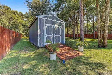 Exterior - 8024 Silver Maple Dr, Milton, FL 32583 photo 5 of 10