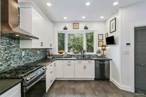 Kitchen - 1978 Tanbark Dr, Milton, FL 32583 photo 4 of 5