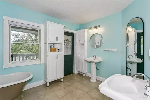 Bath - 1978 Tanbark Dr, Milton, FL 32583 photo 2 of 6