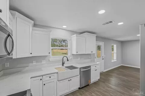 Entry Way - 5930 Clark Rd, Milton, FL 32570 photo 2 of 5