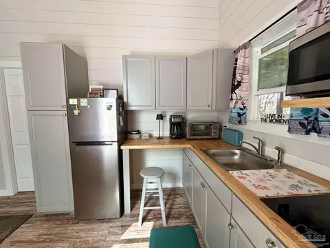 Kitchen - 5032 Camp Ground Rd, Milton, FL 32583 photo 2 of 3