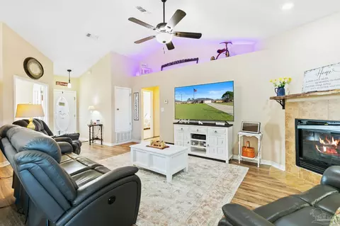 Living - 3332 N Simmons Rd, Jay, FL 32565 photo 2 of 4