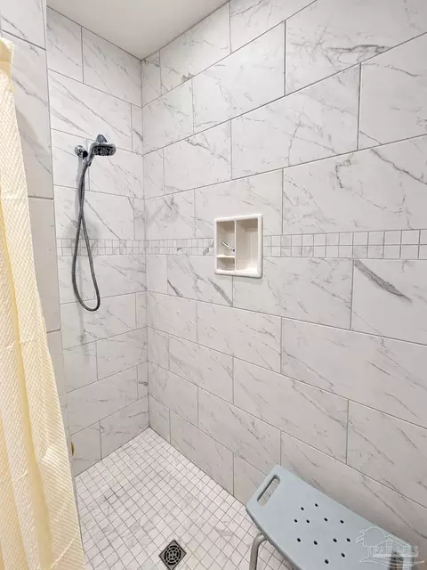 Bath - 7664 Piper Cir, Milton, FL 32583 photo 2 of 5