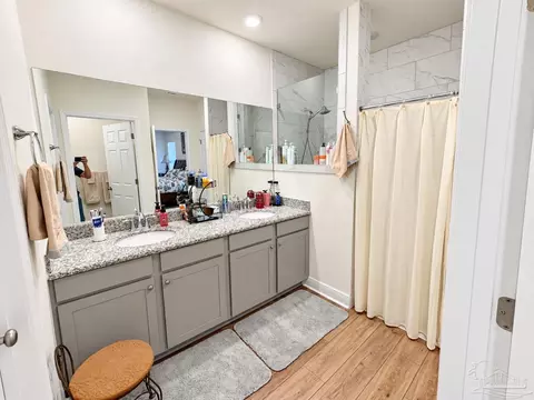 Bath - 7664 Piper Cir, Milton, FL 32583 photo 1 of 5