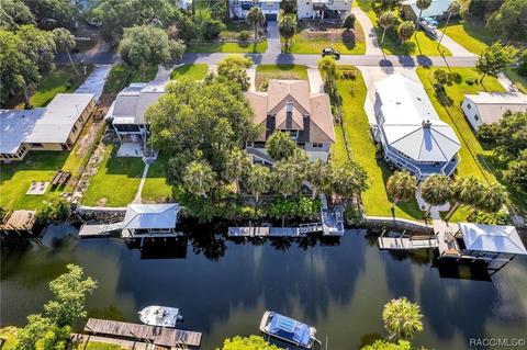11 Palm Dr, Yankeetown, FL 34498