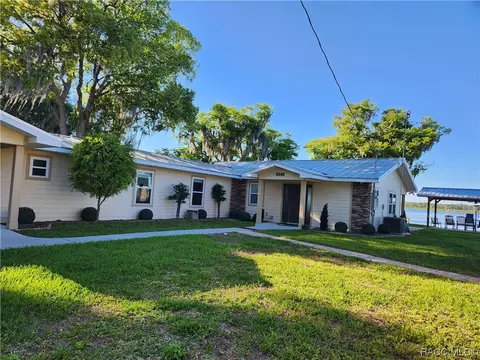 8998 W Lakeview Ct, Crystal River, FL 34428