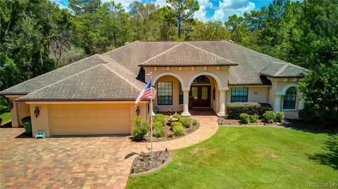 18 Mimosa Ct E, Homosassa, FL 34446