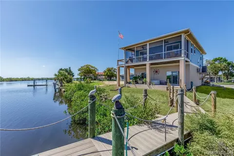 2061 S Schooner Dr, Crystal River, FL 34429