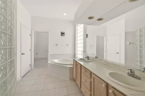 Bath - 547 W Doerr Path, Hernando, FL 34442 photo 3 of 5