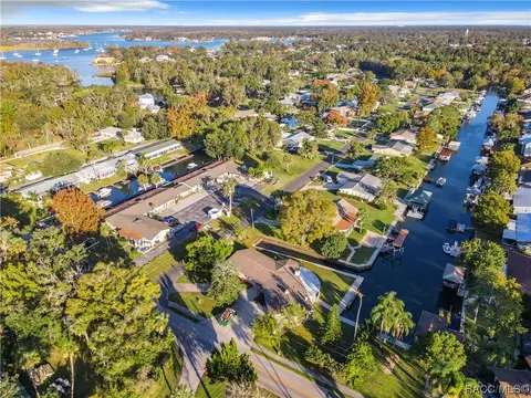 209 SE Paradise Point Rd, Crystal River, FL 34429