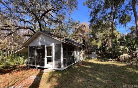 18 63rd St, Yankeetown, FL 34498