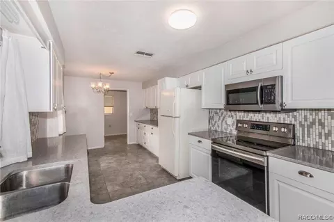 96 W Hollyfern Pl, Beverly Hills, FL 34465