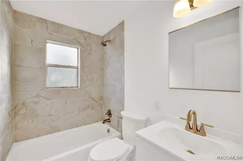 Bath - 226 NE 3rd Ave, Williston, FL 32696 photo 3 of 3