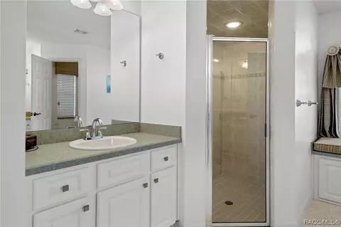 Bath - 3944 E Lake Bellamy Ln, Hernando, FL 34442 photo 3 of 5