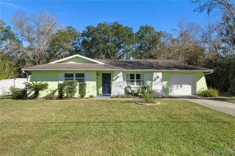 665 N Country Club Dr, Crystal River, FL 34429