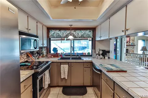 Kitchen - 250 E Hartford St, Hernando, FL 34442 photo 2 of 3