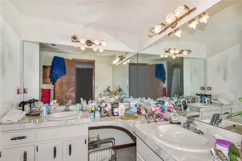 Bath - 7500 Delaware Dr, Weeki Wachee, FL 34607 photo 4 of 5