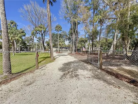 215 Gladys Ave, Inglis, FL 34449 photo 4