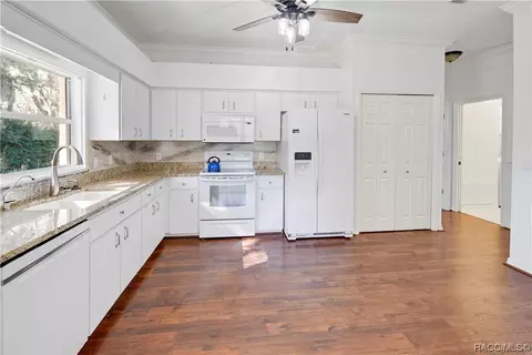 Kitchen - 3700 E Hidden Cove Trl, Hernando, FL 34442 photo 2 of 3