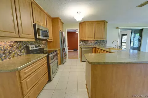 Kitchen - 515 E Falconry Ct, Hernando, FL 34442 photo 5 of 8