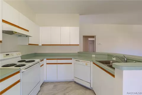 Kitchen - 867 W Sunbird Path, Hernando, FL 34442 photo 4 of 6