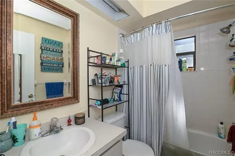 Bath - 7390 N Whippoorwill Ter, Hernando, FL 34442 photo 2 of 2