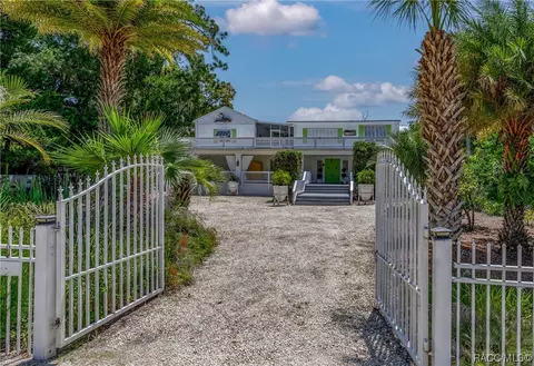6611 Riverside Dr, Yankeetown, FL 34498