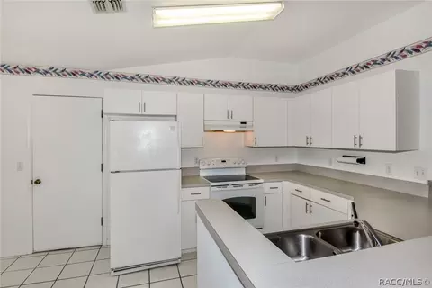 Kitchen - 718 W Toucan Loop, Hernando, FL 34442 photo 2 of 5