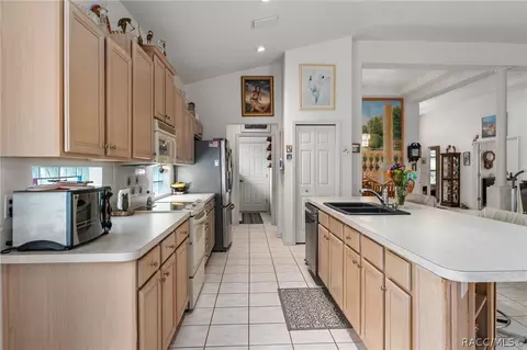 Kitchen - 305 W Doerr Path, Hernando, FL 34442 photo 3 of 6