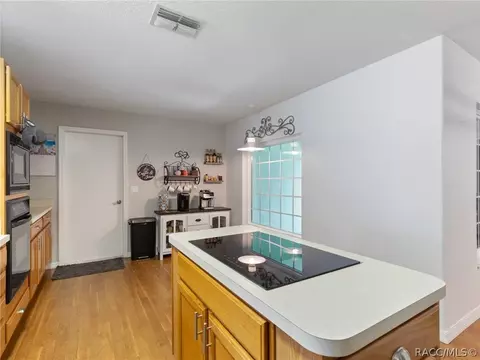 Kitchen - 1301 E Getty Ln, Hernando, FL 34442 photo 4 of 5