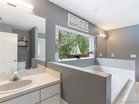 Bath - 1301 E Getty Ln, Hernando, FL 34442 photo 3 of 7