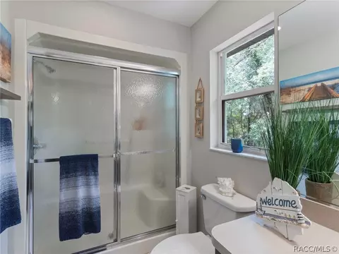 Bath - 1301 E Getty Ln, Hernando, FL 34442 photo 2 of 7