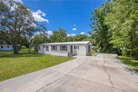 2707 E Mars St, Inverness, FL 34453