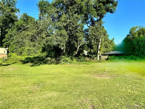 1018 S Apokpa Ave, Inverness, FL 34452