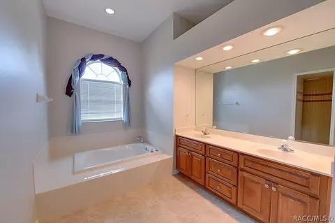 Bath - 634 E Keller Ct, Hernando, FL 34442 photo 3 of 5