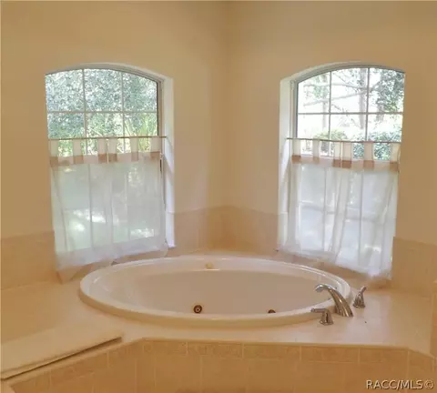 Bath - 1798 W Redding St, Hernando, FL 34442 photo 2 of 6