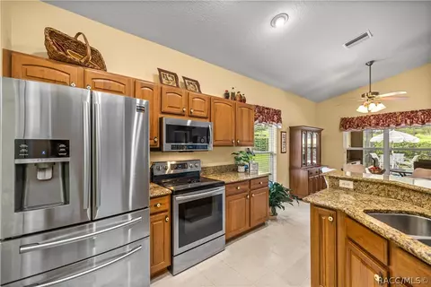 Kitchen - 860 W Silver Meadow Loop, Hernando, FL 34442 photo 2 of 3