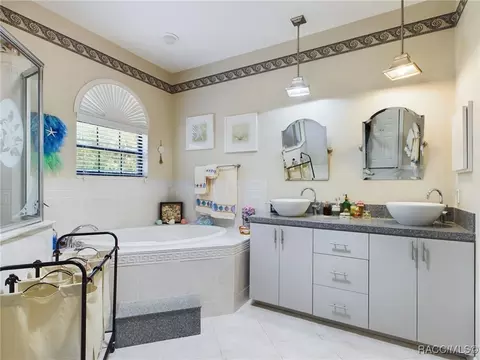 Bath - 104 E Savoy St, Lecanto, FL 34461 photo 2 of 6