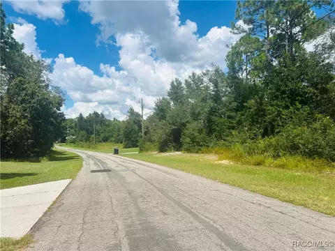 8141 N Sarazen Dr, Citrus Springs, FL 34434
