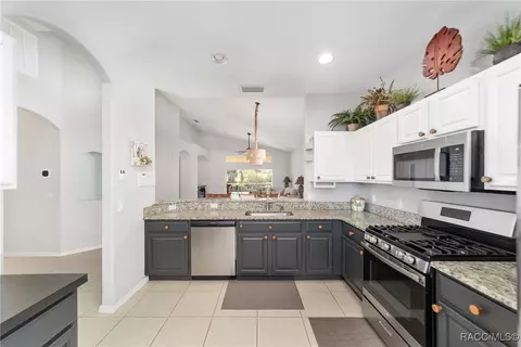 Kitchen - 902 W Silver Meadow Loop, Hernando, FL 34442 photo 4 of 5