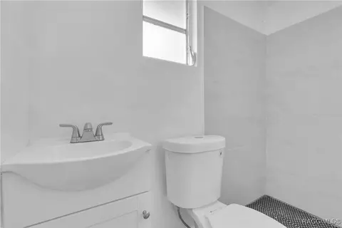 Bath - 4 Daniel Ct, Beverly Hills, FL 34465 photo 2 of 2