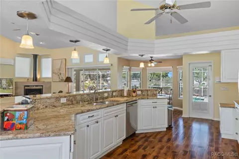 Kitchen - 409 E Dakota Ct, Hernando, FL 34442 photo 4 of 5