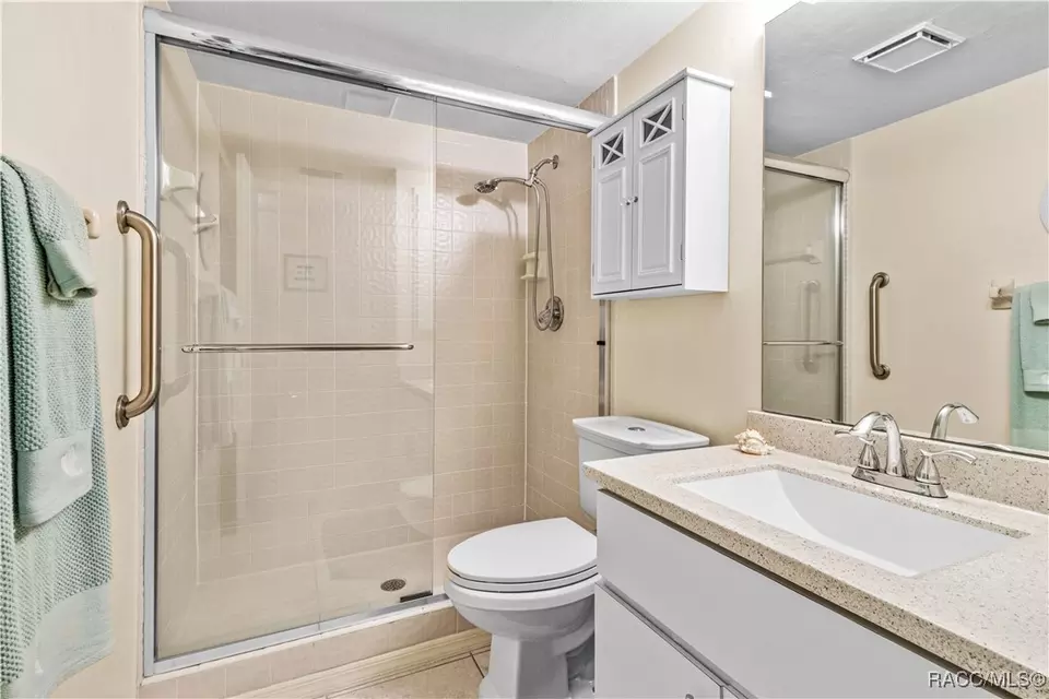 Bath - 600 E Gilchrist Ct #2A, Hernando, FL 34442 photo 1 of 4