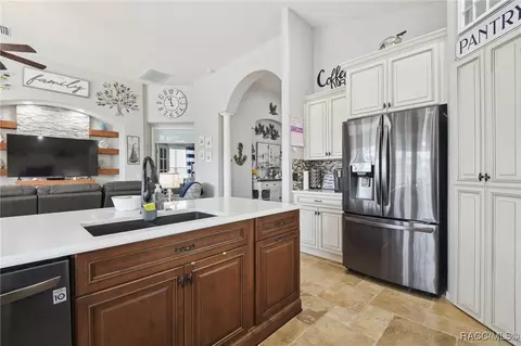 Kitchen - 140 W Doerr Path, Hernando, FL 34442 photo 9 of 11