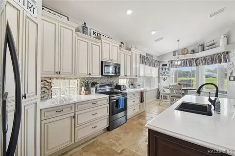 Kitchen - 140 W Doerr Path, Hernando, FL 34442 photo 5 of 11