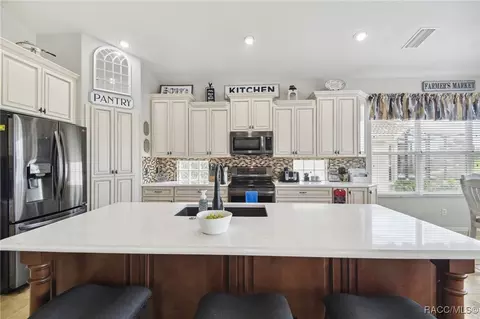 Kitchen - 140 W Doerr Path, Hernando, FL 34442 photo 4 of 11