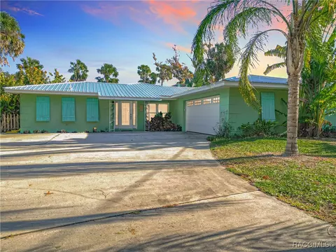 1065 N Crescent Dr, Crystal River, FL 34429