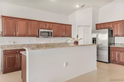 Kitchen - 1370 W Diamond Shore Loop, Hernando, FL 34442 photo 2 of 3