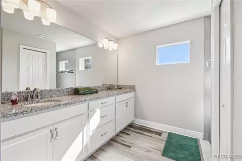 Bath - 65 E Boston St, Hernando, FL 34442 photo 3 of 4