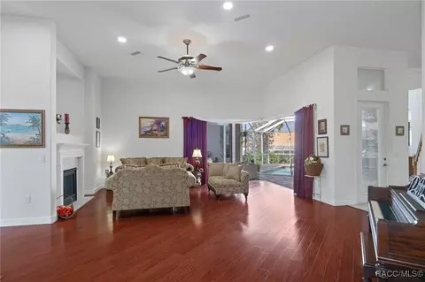 Living - 977 W Rollingwood Ct, Hernando, FL 34442 photo 2 of 5